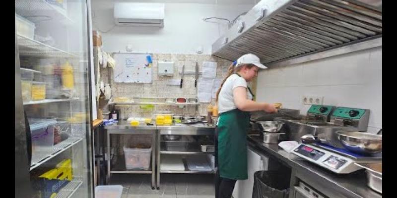 Вбудована мініатюра для «єРобота»: у Дніпрі відкрили нову бургерну